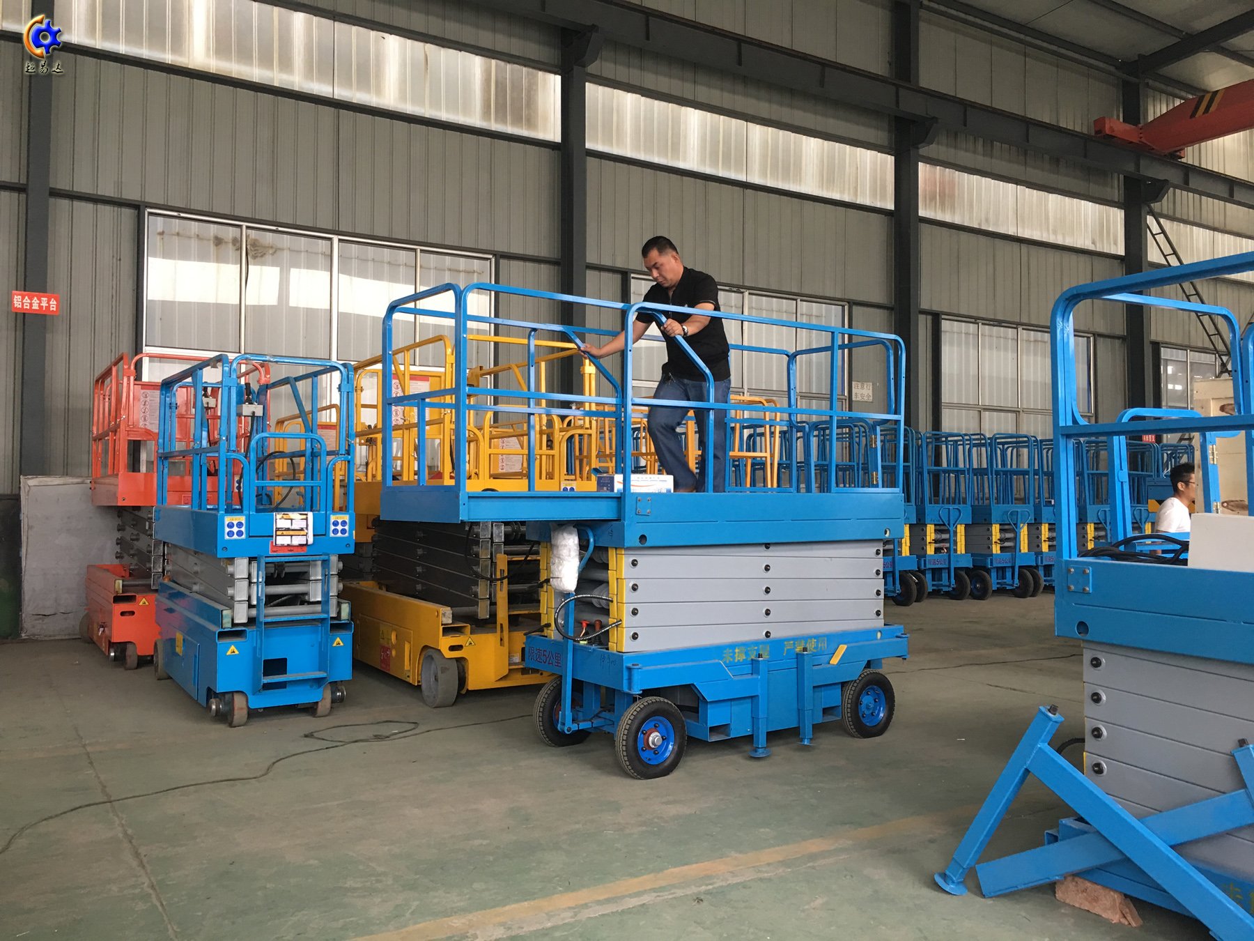 臺(tái)面伸縮式移動(dòng)升降機(jī) 臺(tái)面伸縮式移動(dòng)升降機(jī)